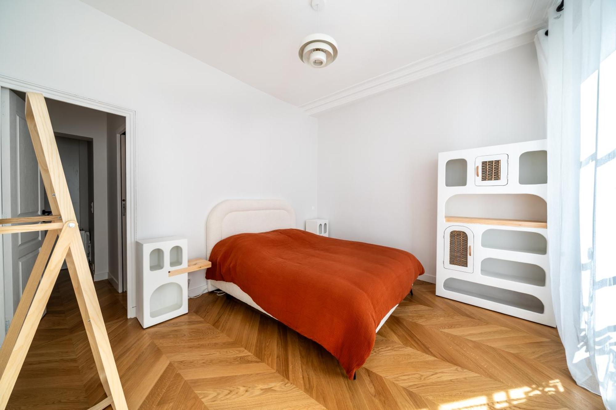 50 M² Lumineux Et Refait A Neuf *